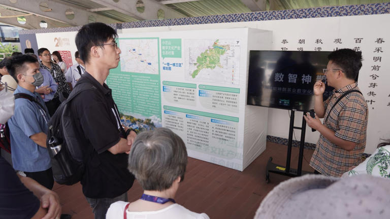 嘉宾们走进小兰山实地探访。