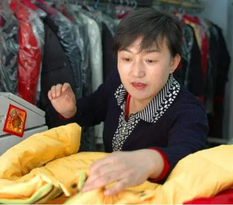 举重冠军邹春兰，退役辗转多地，曾干搓澡工，今生活安定却未生子