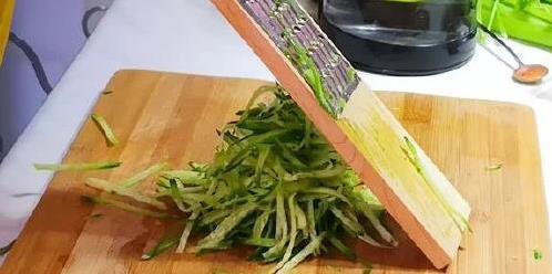 萝卜饺子从不焯水，3个技巧让味道翻倍，鲜到全家抢着吃