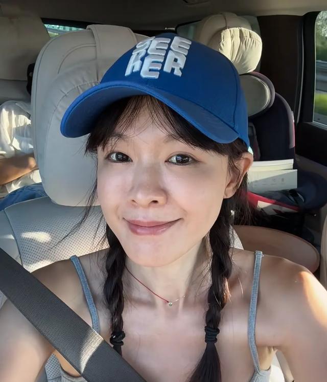 李艾高速被拦住，原因竟是看起来太年轻，她听到后笑的太开心