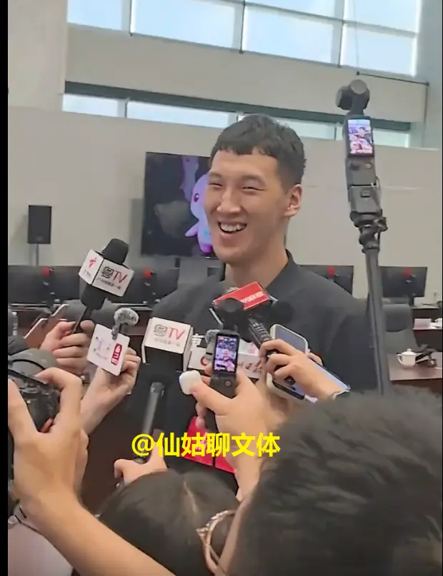 杜锋和杜润旺出席全运会男篮分组抽签仪式，杜润旺被媒体包围采访