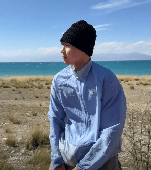 齐麟更新动态晒与妻子游玩赛里木湖随拍照：说走就走的旅行