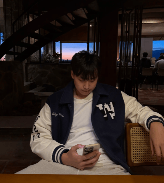 齐麟更新动态晒与妻子游玩赛里木湖随拍照：说走就走的旅行