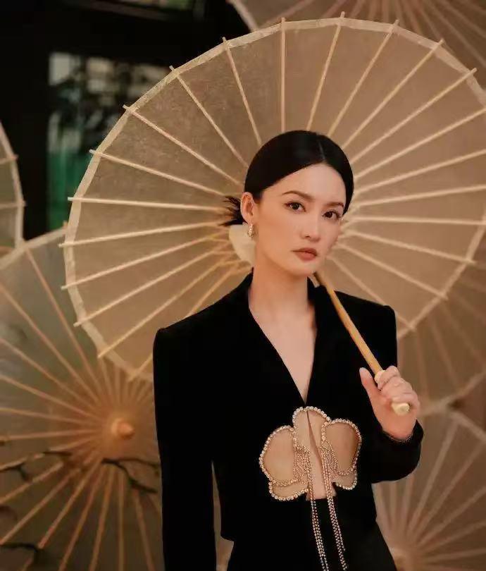 看李沁如何用穿搭提升气质，打造女神范儿，时尚感满满