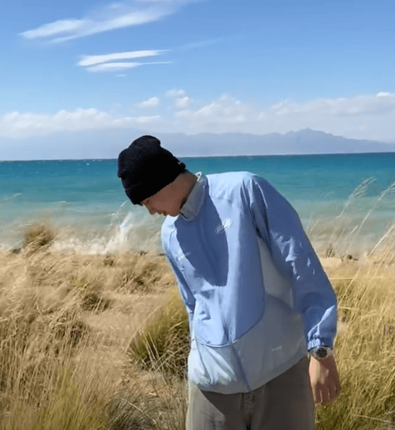 齐麟更新动态晒与妻子游玩赛里木湖随拍照：说走就走的旅行