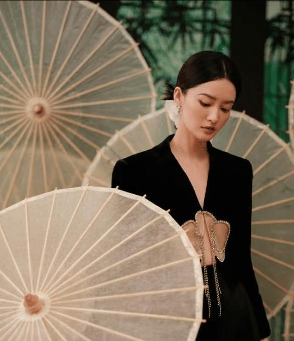 看李沁如何用穿搭提升气质，打造女神范儿，时尚感满满