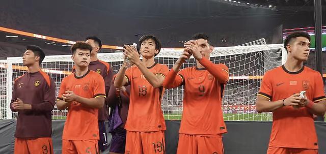 CCTV5+直播，U23国足变阵多进球，弱旅没世界排名 朱鹏宇头球占优