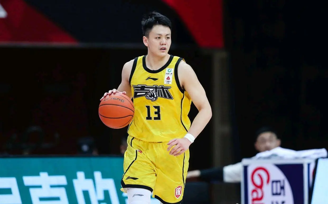 3点原因！张镇麟离开辽篮，杨鸣忽视关键一环，上海凑齐三大前锋