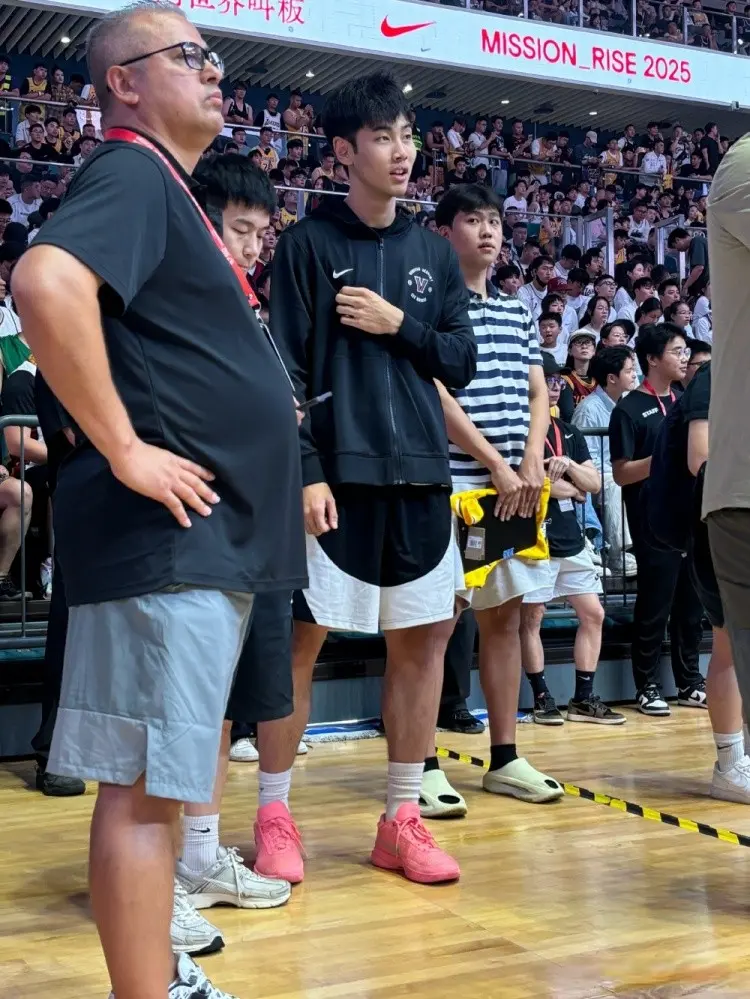 排面，李梦崔永熙赵睿和詹姆斯同框，三人开怀大笑，张博源也在