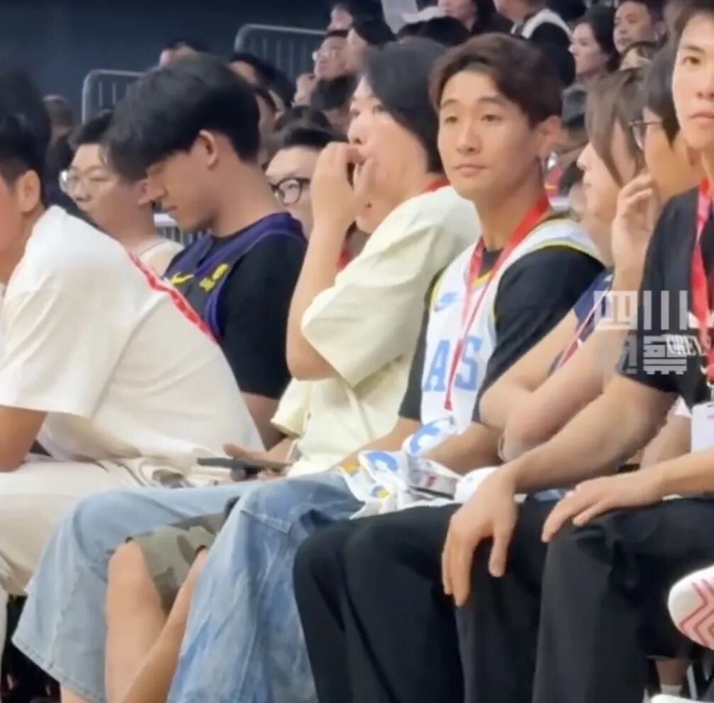 梦幻联动！韦世豪现身詹姆斯成都行，身穿6号球衣；李梦与詹姆斯霸王步庆祝