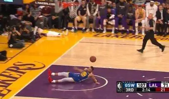 库里扣篮成功引球迷热议！郭艾伦又被针对，能拿CBA扣篮王