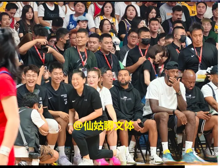 排面，李梦崔永熙赵睿和詹姆斯同框，三人开怀大笑，张博源也在