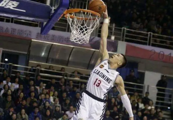 库里扣篮成功引球迷热议！郭艾伦又被针对，能拿CBA扣篮王