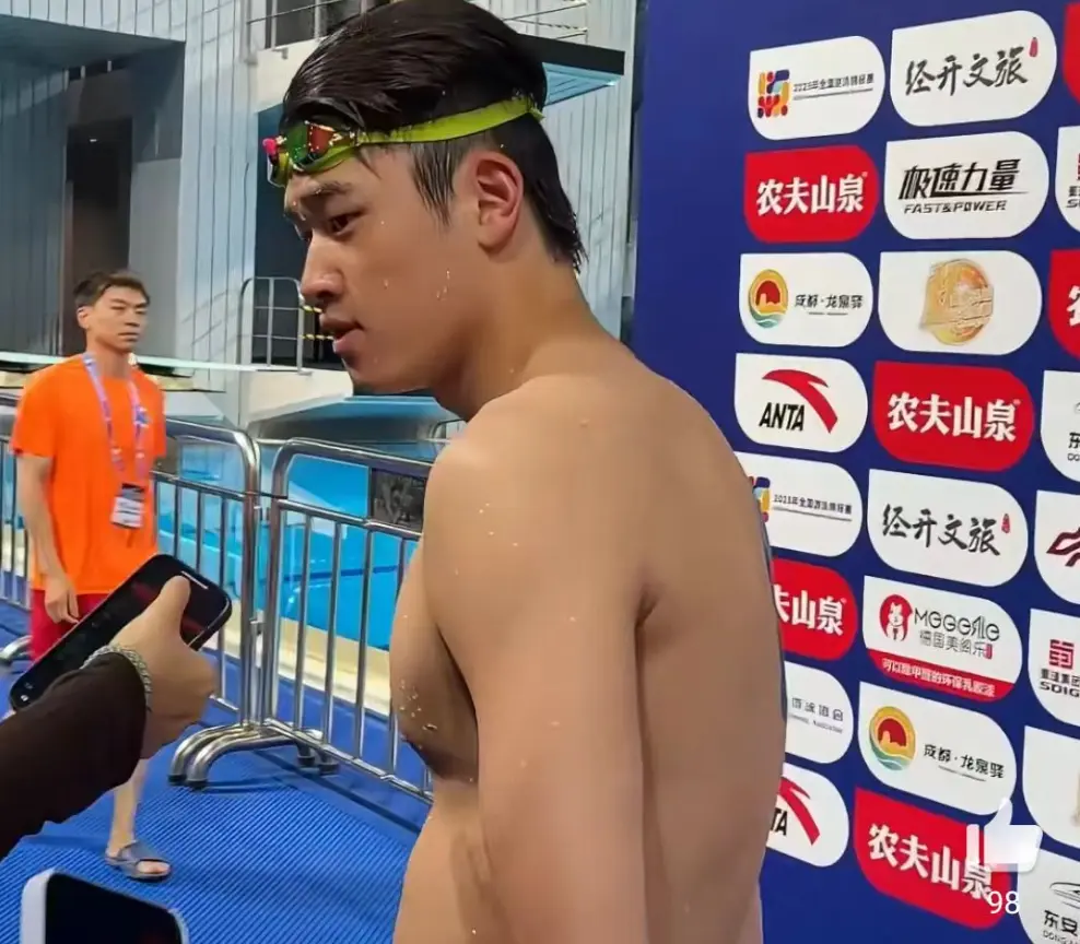 潘展乐又双叒叕怼记者了：什么问题！谁说自由泳选手不能报蝶泳？