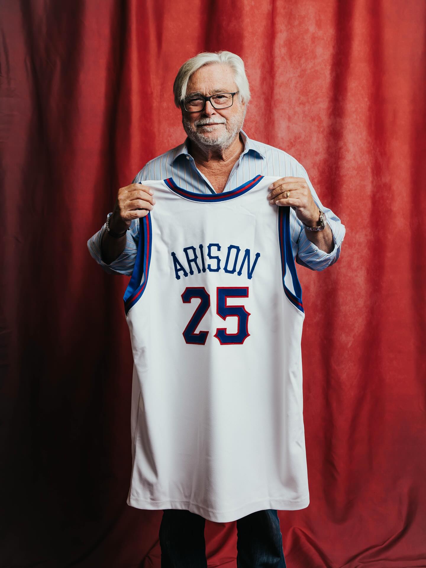 仪式即将开始！NBA官方晒2025届名人堂成员们手持球衣照