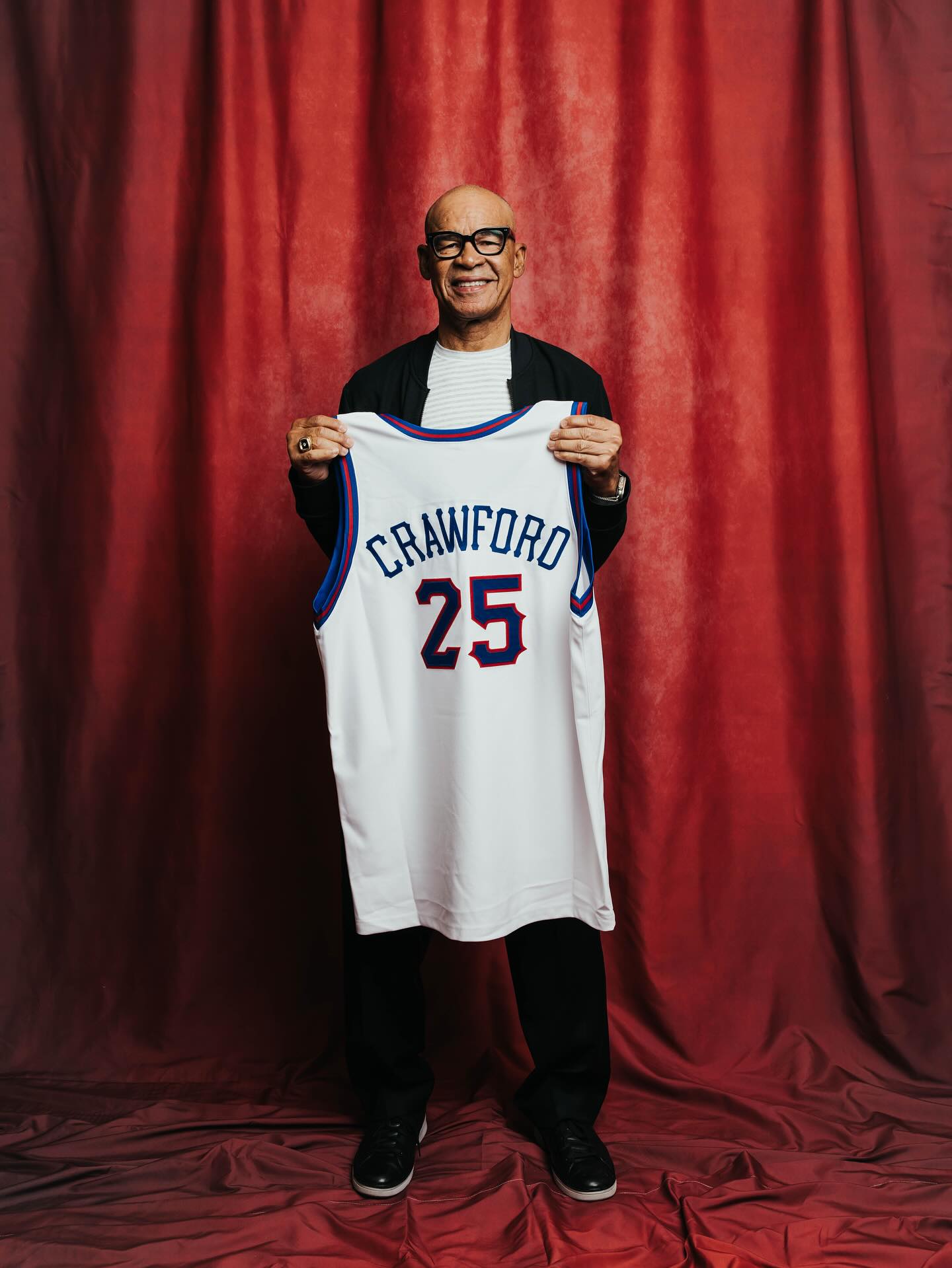 仪式即将开始！NBA官方晒2025届名人堂成员们手持球衣照