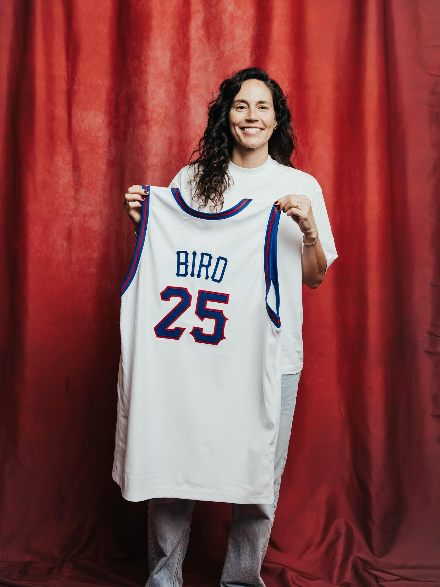 仪式即将开始！NBA官方晒2025届名人堂成员们手持球衣照