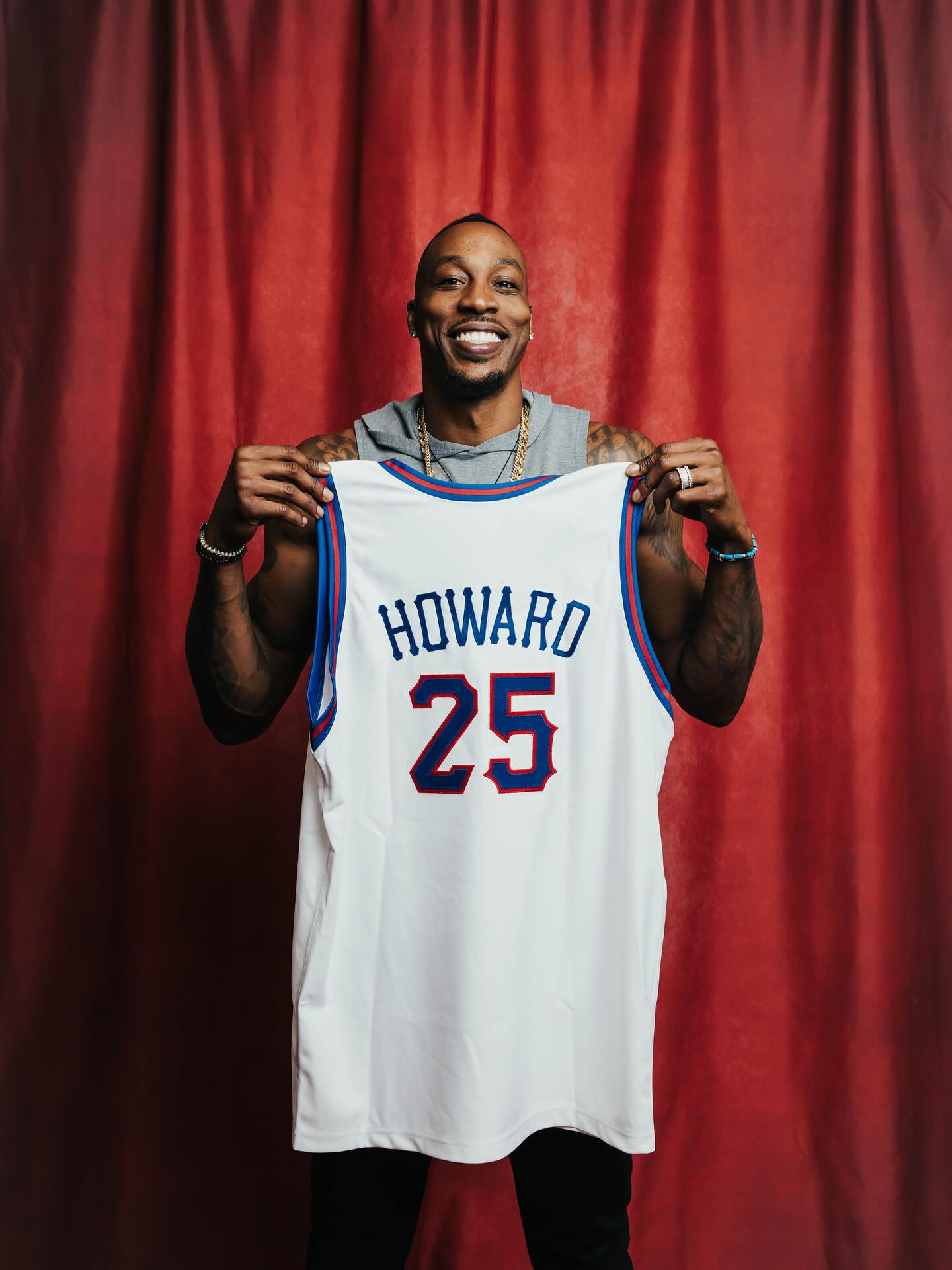 仪式即将开始！NBA官方晒2025届名人堂成员们手持球衣照
