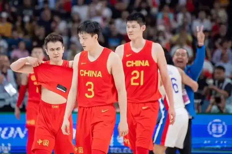 世预赛要来了，中国男篮周琦等三将归队，赵嘉义、李祥波可能离队
