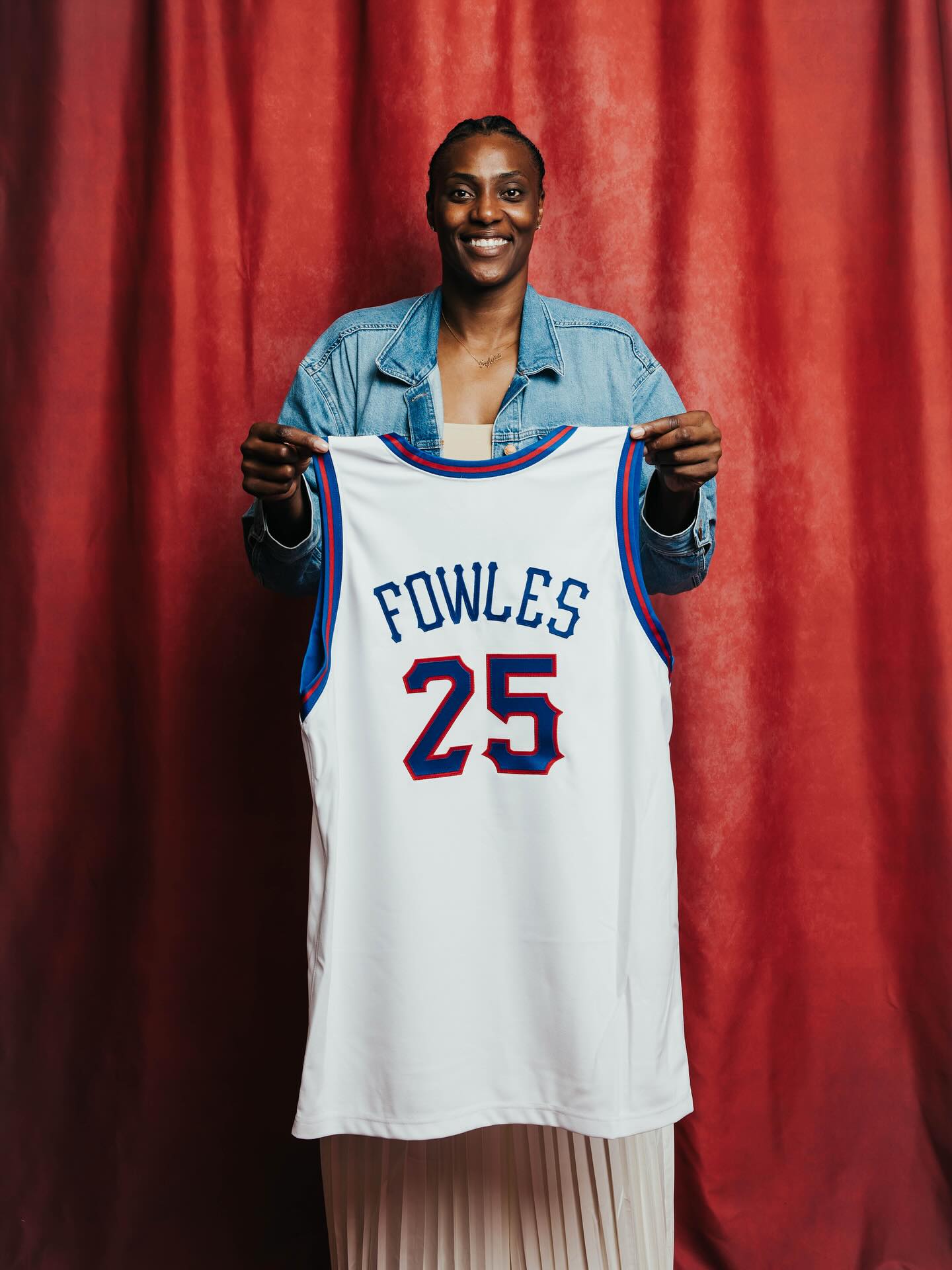 仪式即将开始！NBA官方晒2025届名人堂成员们手持球衣照