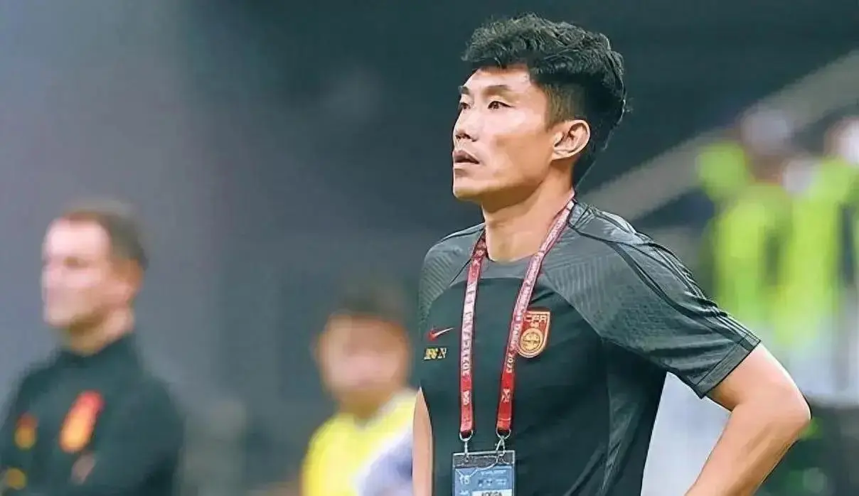 国足选帅大幕拉开，中方教练组遭解散成过去时，郑智陈涛下岗