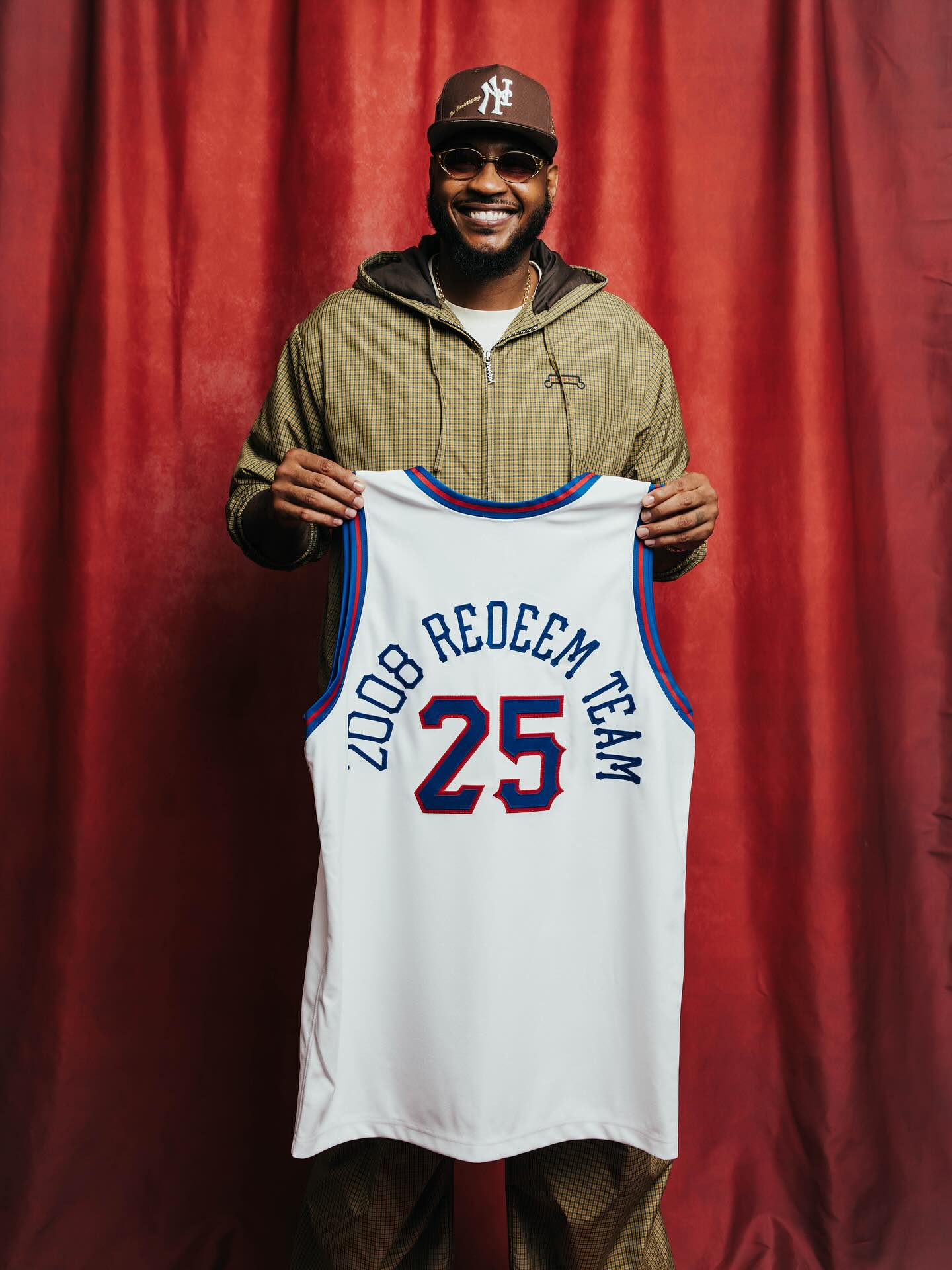 仪式即将开始！NBA官方晒2025届名人堂成员们手持球衣照