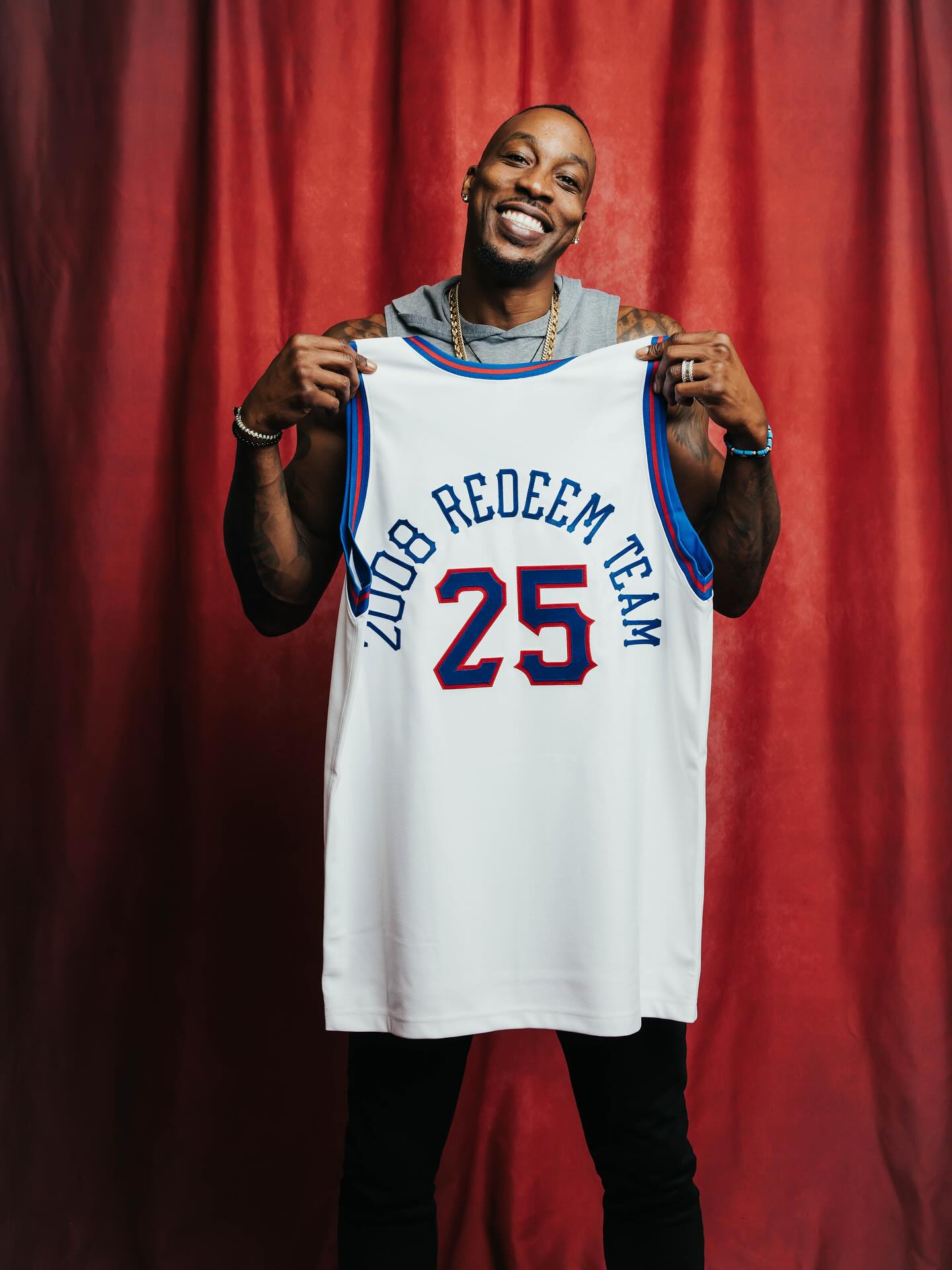 仪式即将开始！NBA官方晒2025届名人堂成员们手持球衣照