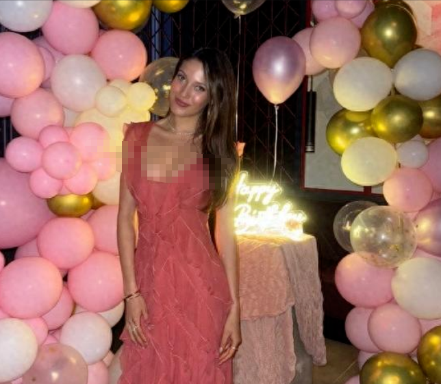 谷爱凌开派对庆祝22岁生日，她好适合穿粉色衣服，笑起来真像芭比娃娃