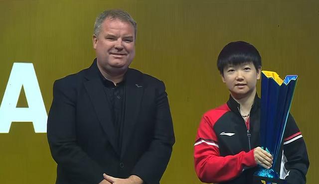 瑞典大满贯女双颁奖礼：王曼昱淡定，孙颖莎笑容灿烂