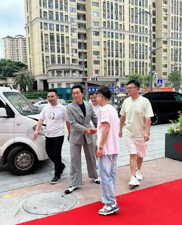 古惑仔硬汉61岁落魄跑活动，顶35℃穿西装，背后原因心酸