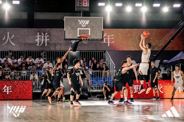 劳动报-NBA球星爱德华兹与国手胡明轩现场助阵，“火拼”篮球草根联赛在沪巅峰对战