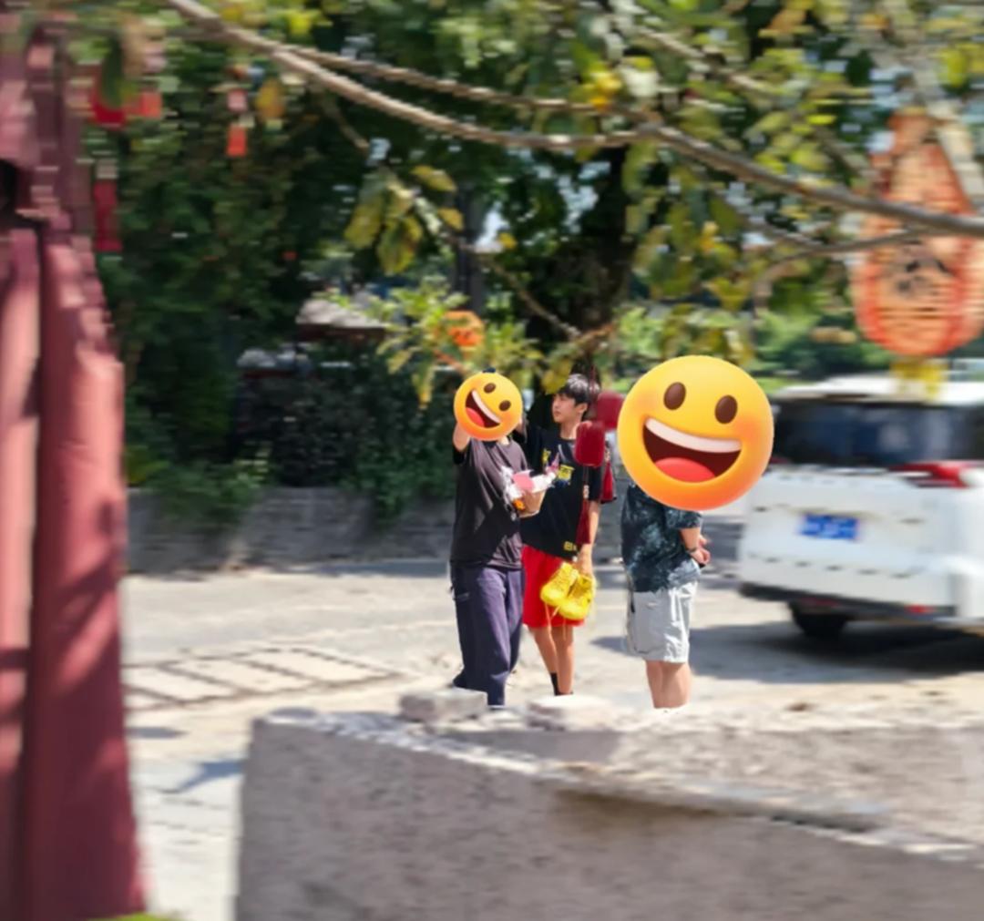 邓超带等等看球赛，等等与姚明热聊，妙语逗笑“小巨人”