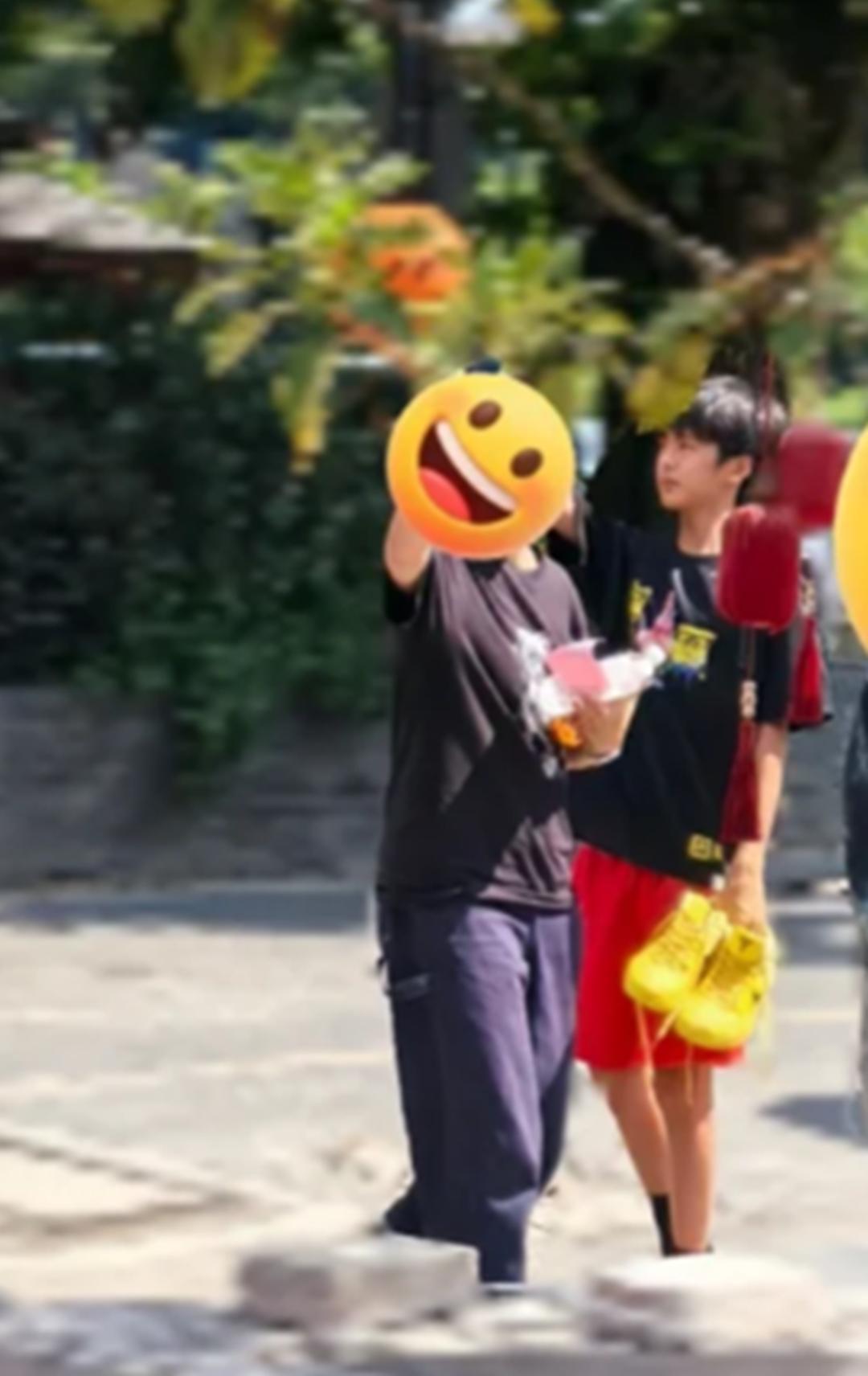 邓超带等等看球赛，等等与姚明热聊，妙语逗笑“小巨人”
