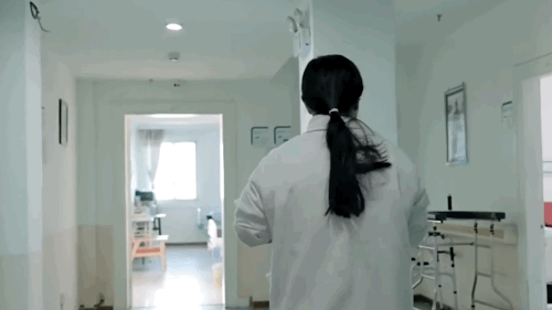 追光 | 为了这场UFC首秀，她拼命加班攒假