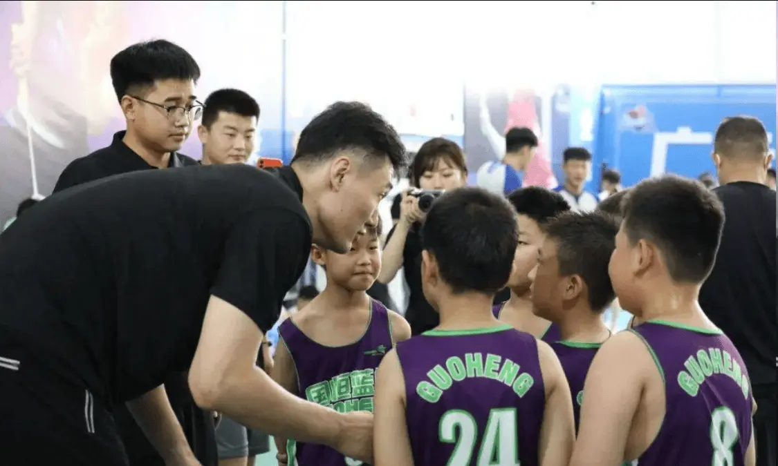张镇麟开训练营最高收费达7899元，球迷：自己啥水平就开门授课？