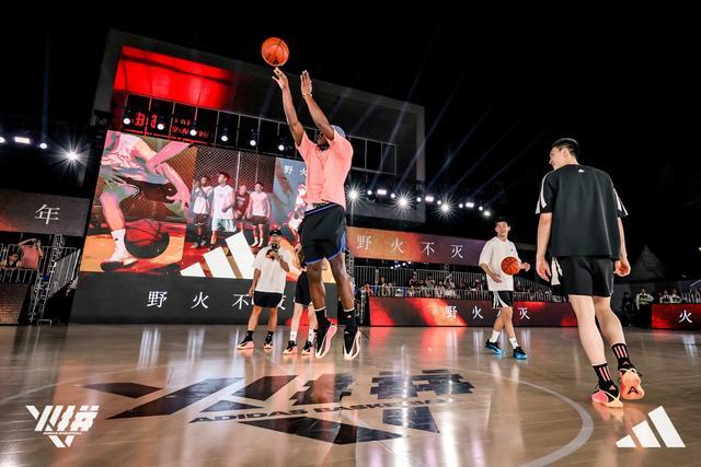 劳动报-NBA球星爱德华兹与国手胡明轩现场助阵，“火拼”篮球草根联赛在沪巅峰对战