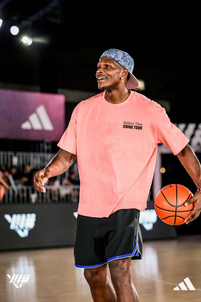 劳动报-NBA球星爱德华兹与国手胡明轩现场助阵，“火拼”篮球草根联赛在沪巅峰对战