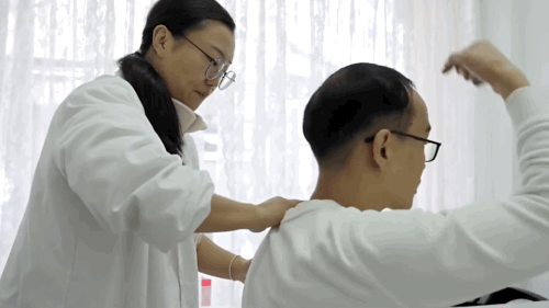 追光 | 为了这场UFC首秀，她拼命加班攒假
