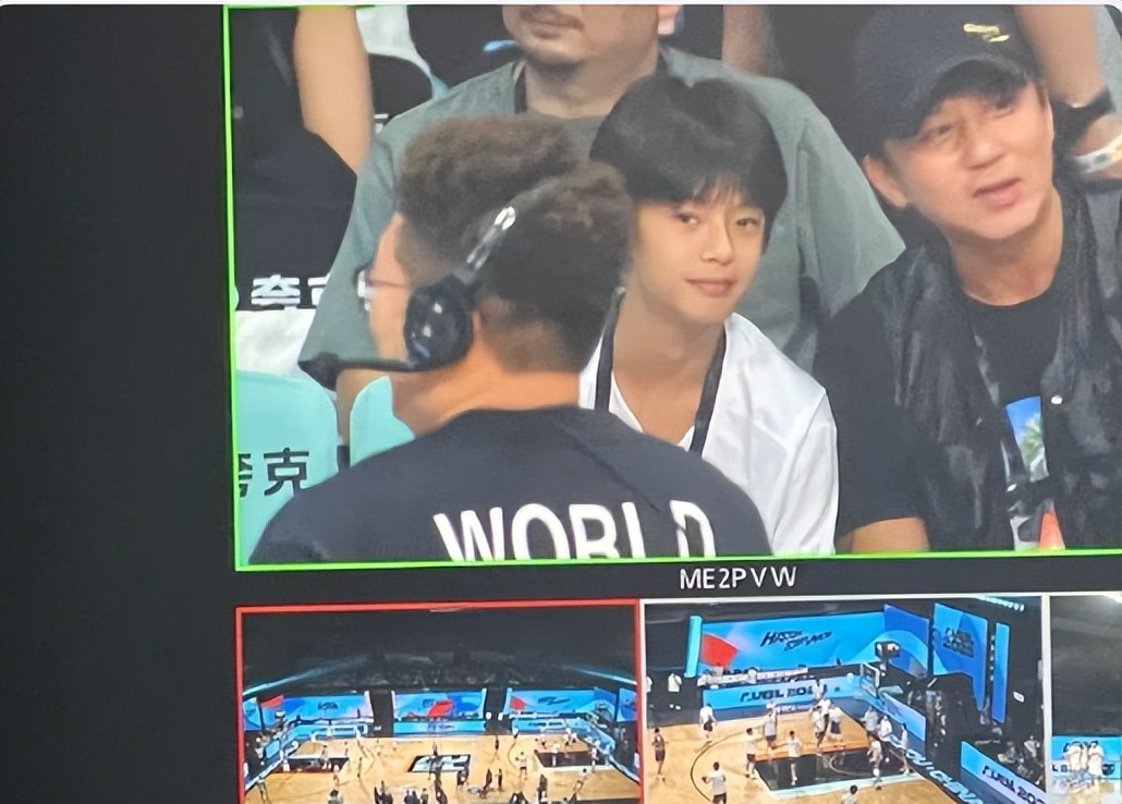 邓超带等等看球赛，等等与姚明热聊，妙语逗笑“小巨人”