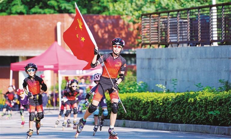 300余人角逐迷你轮滑马拉松