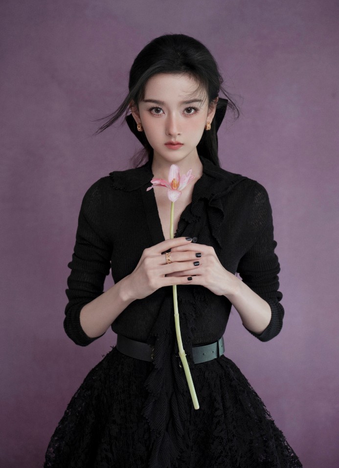 宋祖儿黑裙繁花紫调写真