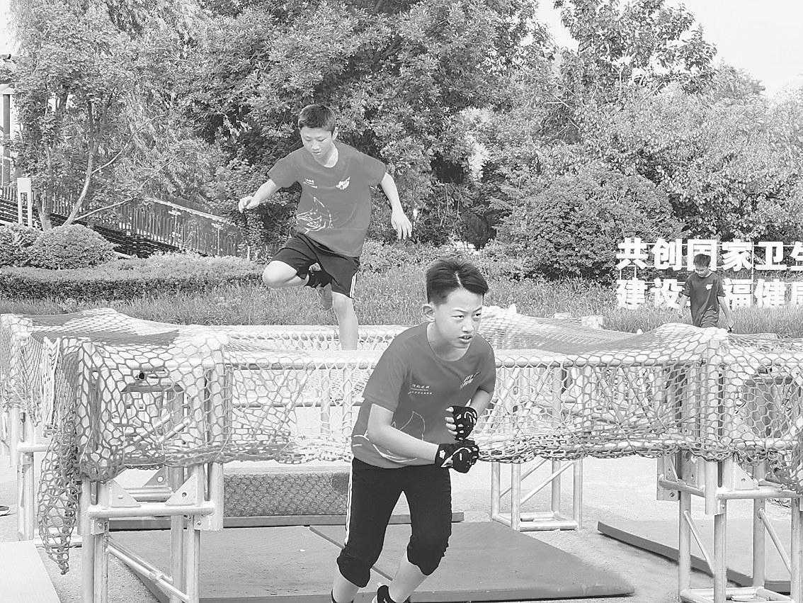 400余名青少年衡水湖畔闯关竞速