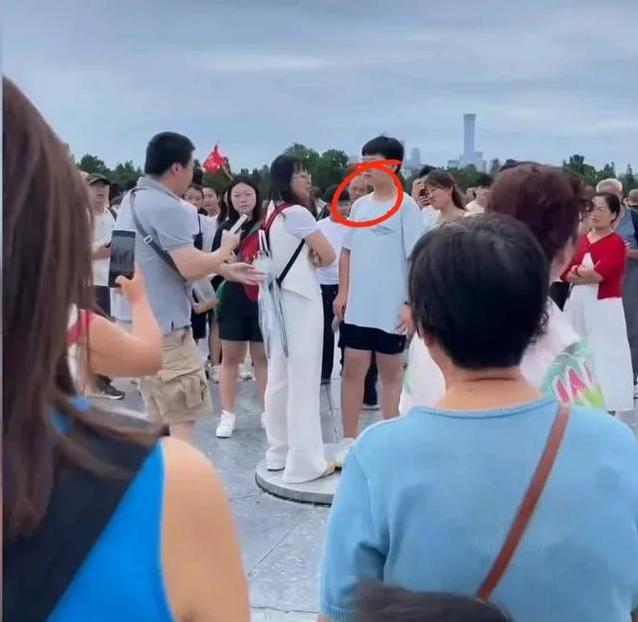 天坛拍照插队惹众怒！短发女生理直气壮，大姐怒怼全场评理