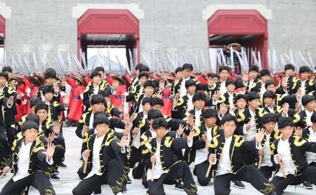 300人挥棍破纪录，应天门前震四方，武术还能这么酷？