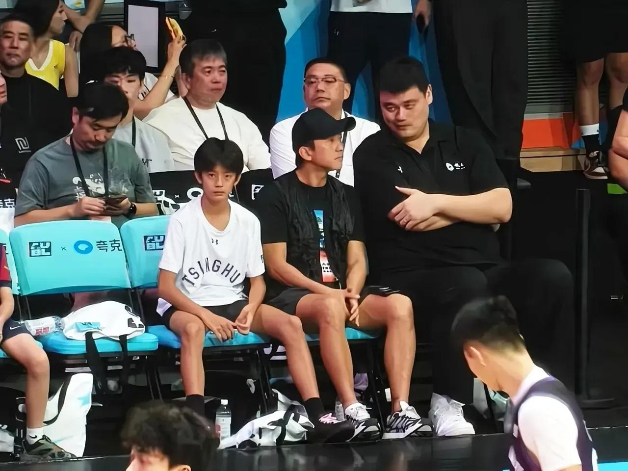 邓超带儿子看球赛，姚明邻座同框成焦点，儿子颜值神似孙俪