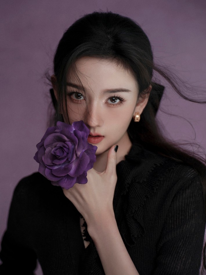 宋祖儿黑裙繁花紫调写真