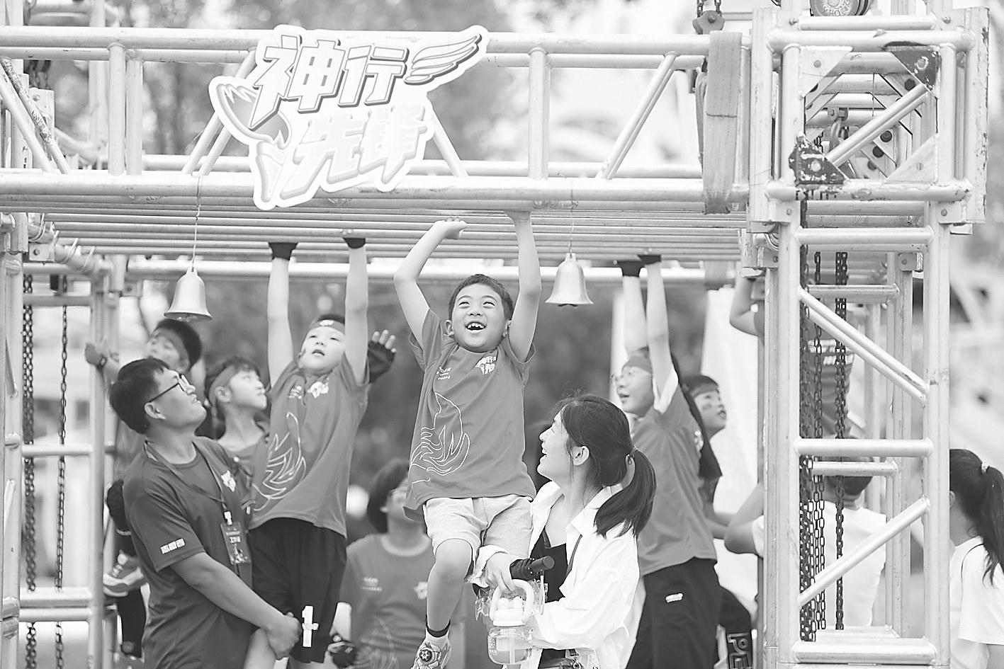 400余名青少年衡水湖畔闯关竞速