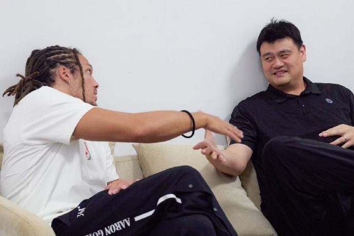 娇小的2.03米壮汉，参加中国行的阿隆-戈登与姚明交流合影