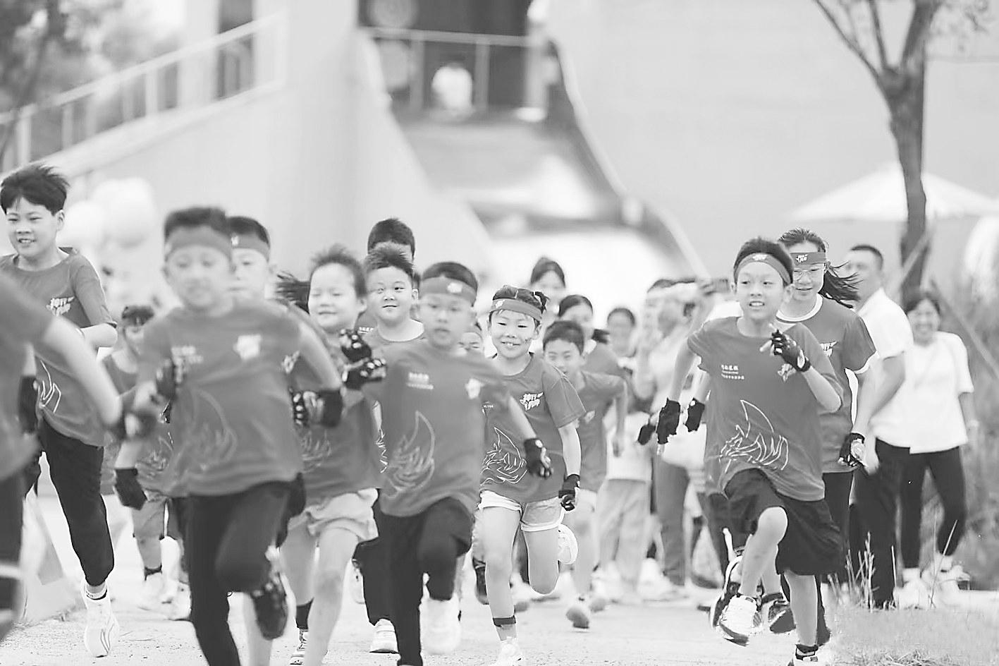 400余名青少年衡水湖畔闯关竞速
