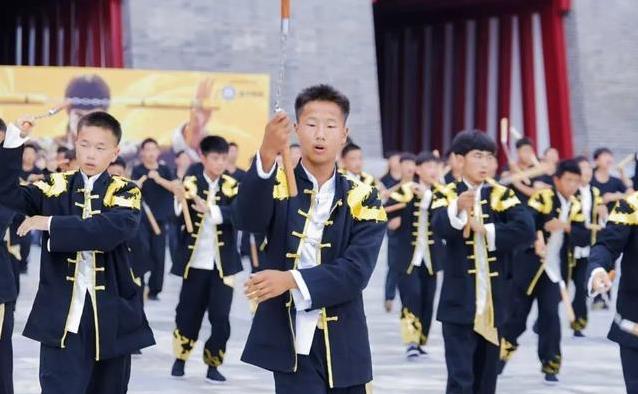 300人挥棍破纪录，应天门前震四方，武术还能这么酷？